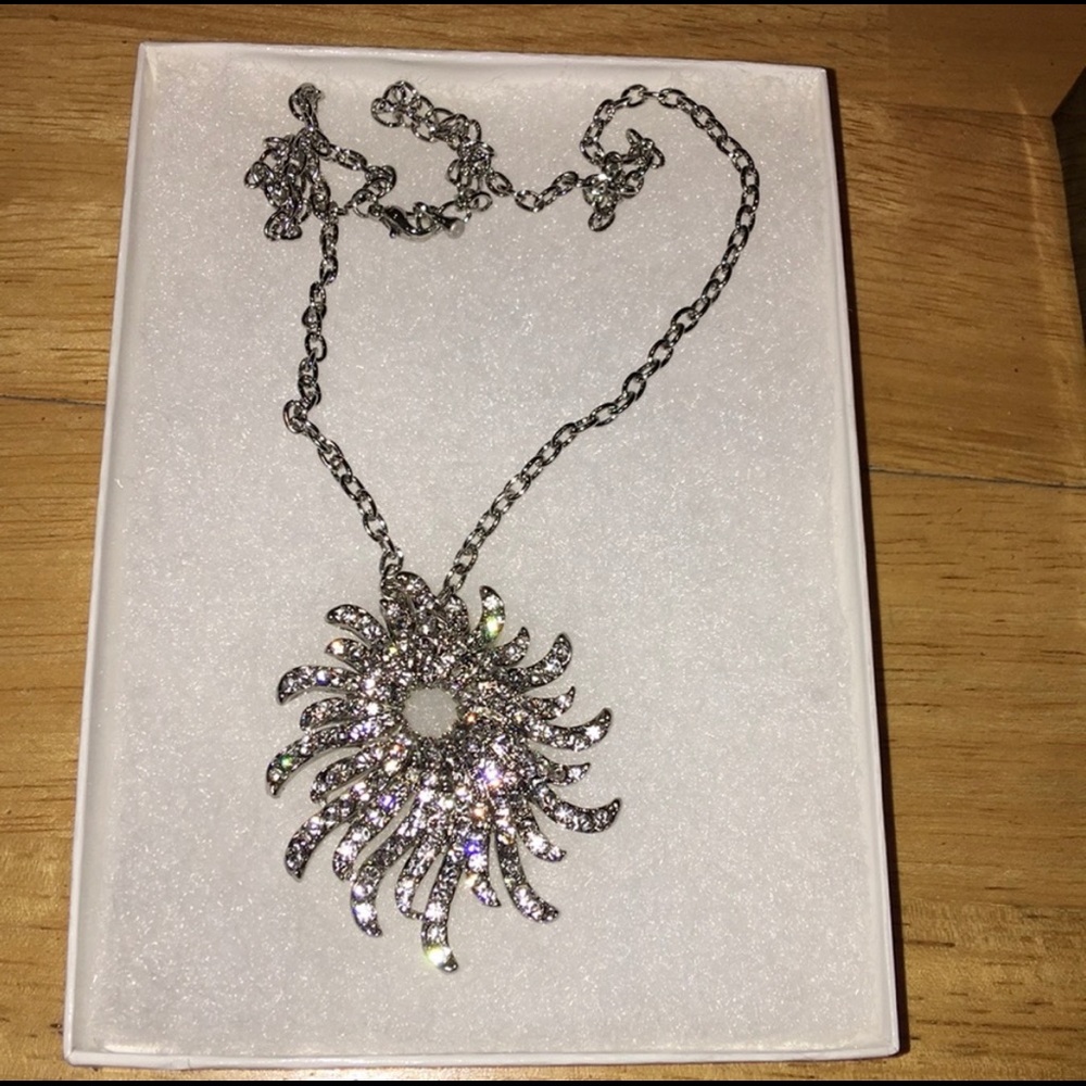 Sparkling, pretty necklace